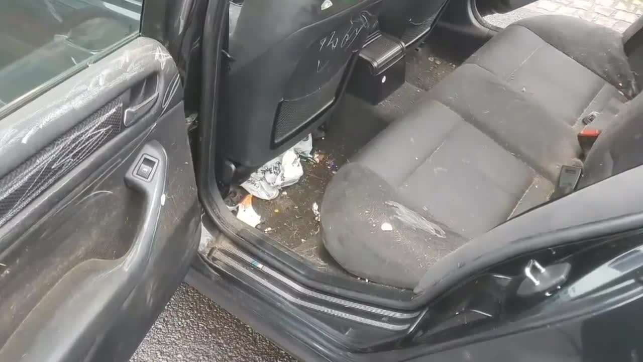 Xe BMW siêu bẩn từ trong ra ngoài được dọn sạch như mới như thế nào?