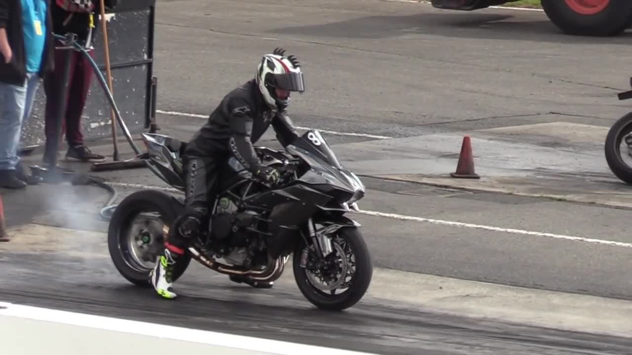 Kawasaki Ninja H2 Ninja thi drag với Ducati Panigale V4 - Ai sẽ giành chiến thắng?