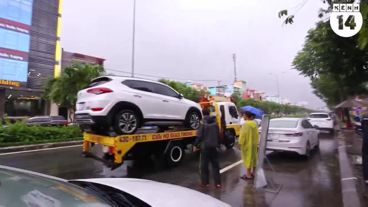 Hàng nghìn ô tô, xe máy bị "đuối nước" ở Đà Nẵng xếp hàng dài chờ "cấp cứu"