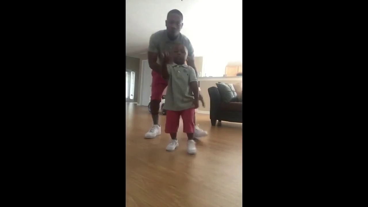 Cặp bố con gây sốt mạng xã hội bằng video nhảy ngộ nghĩnh