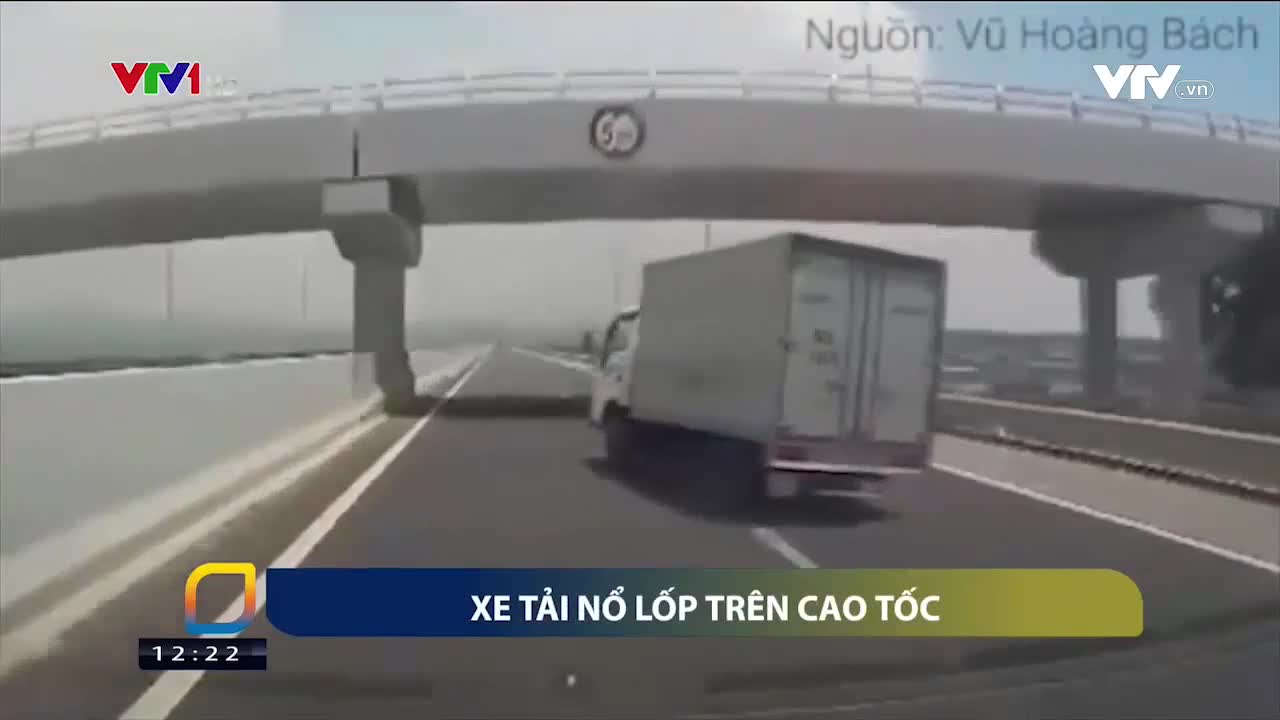 Xe tải bị nổ lốp trên cao tốc Hạ Long - Hải Phòng - Video đã phát trên VTV | VTV.VN