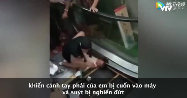 Bé gái suýt bị thang cuốn nghiến đứt cánh tay - Video đã phát trên VTV | VTV.VN